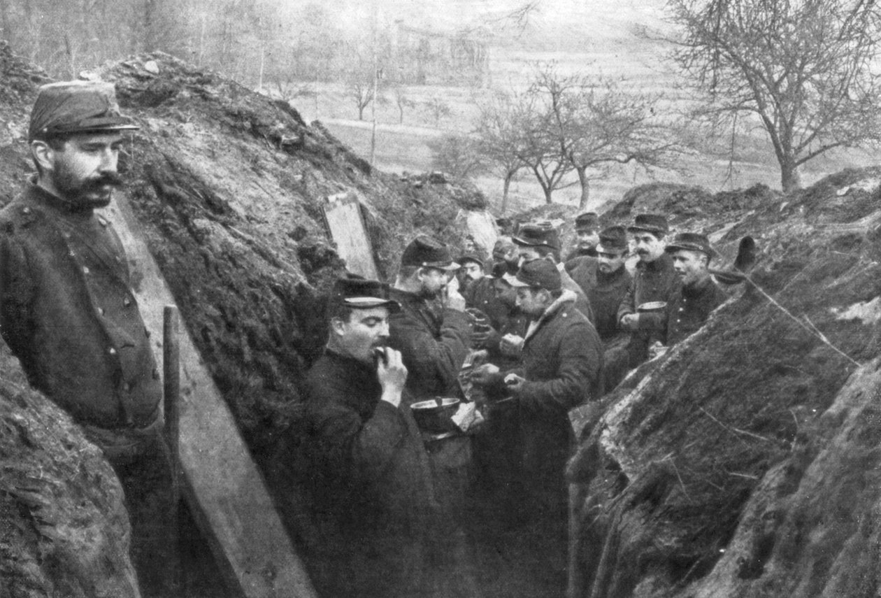 Franske soldater i skyttegravene spiser deres rationer, Frankrig, 1915 af Unbekannt
