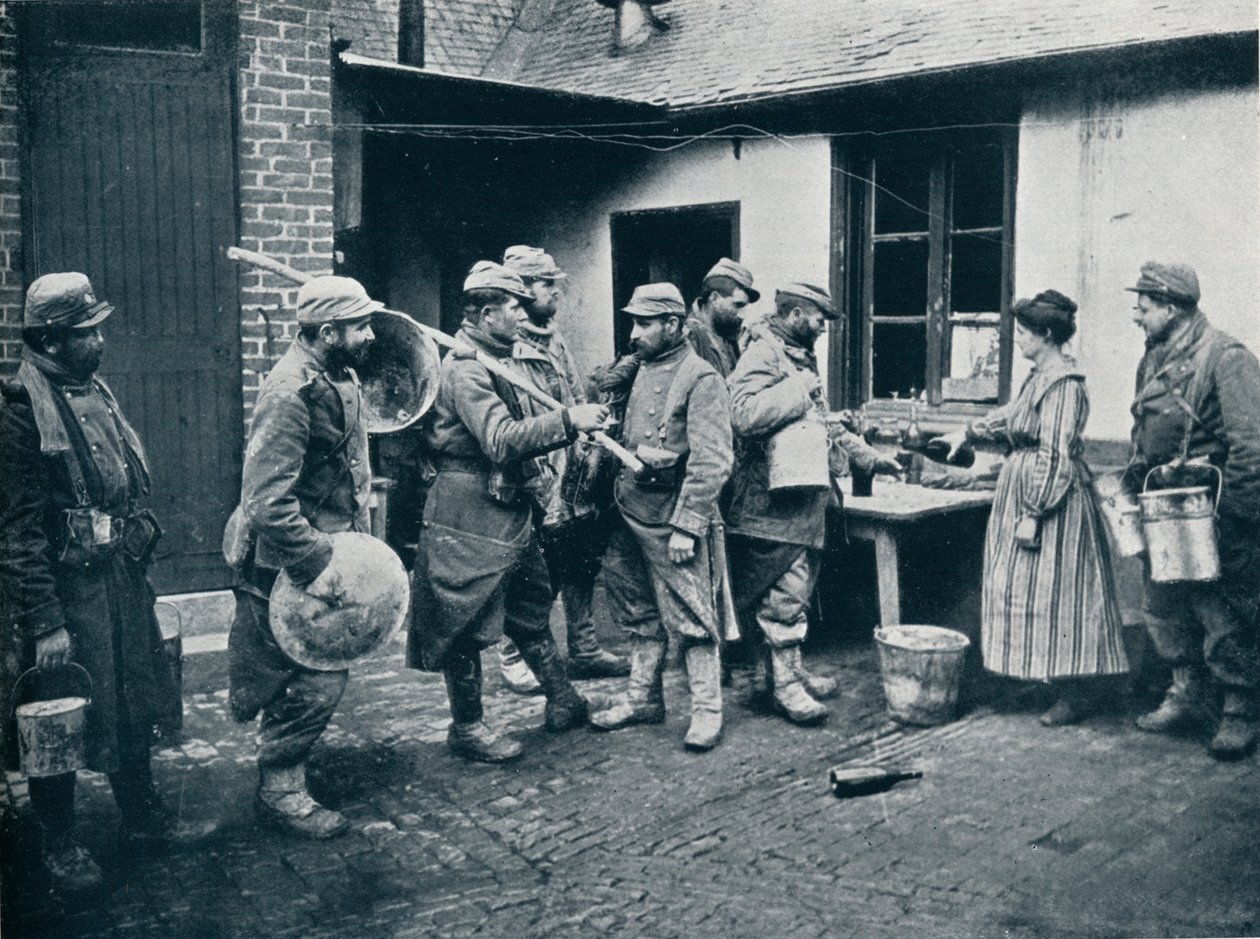 Franske soldater, der vender tilbage fra skyttegravene, standser for en forfriskning, c1914 af Unbekannt