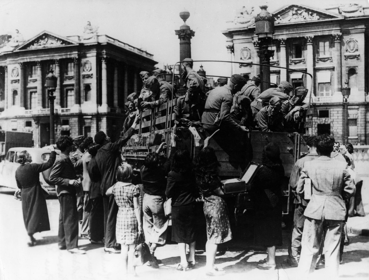 Franske gadesælgere tilbyder souvenirs til en lastbil med tyske soldater, Paris, 27. juli 1940 af Unbekannt