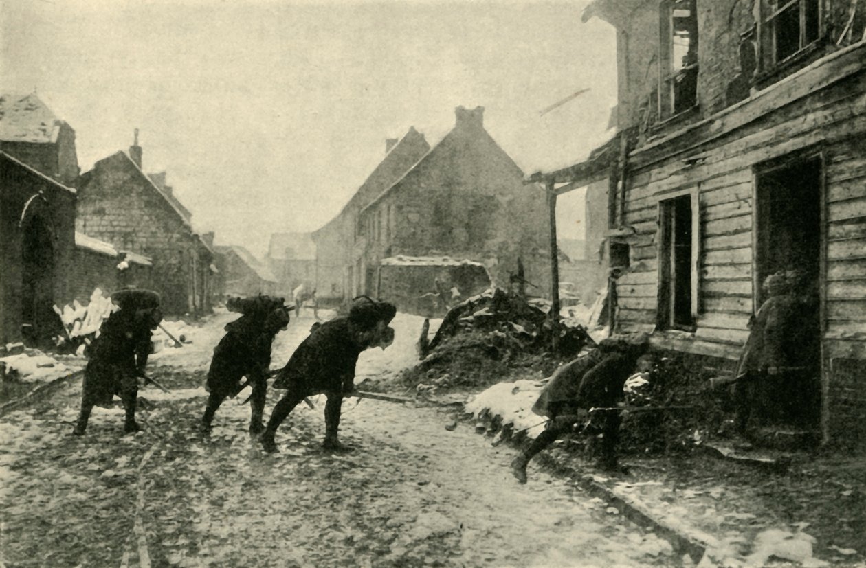 Franske tropper krydser en landsbygade under tysk beskydning, Første Verdenskrig, 1914-1915, c1920. af Unbekannt