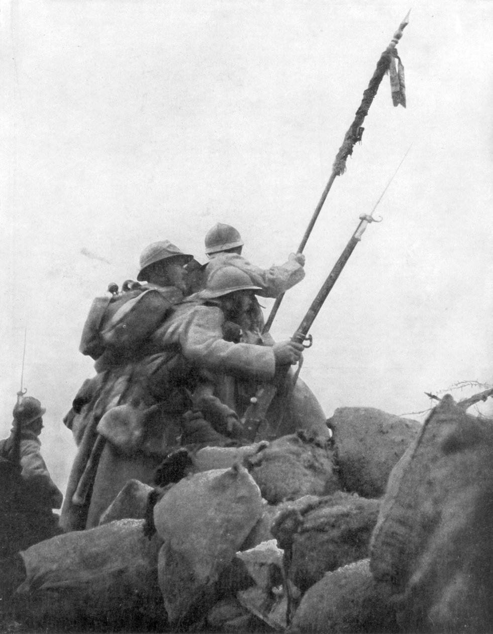 Franske tropper med deres regimentsflag, 2. slag ved Champagne, Frankrig, 25. september 1915 af Unbekannt