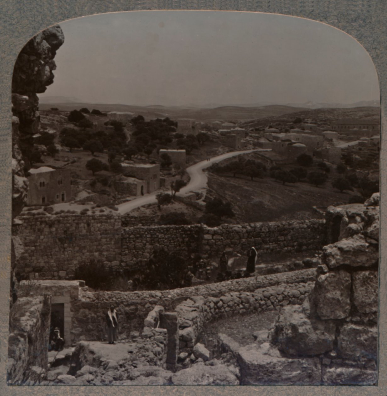 Fra buegang ved Simons hus til Lazarus hus, Bethany, c1900 af Unbekannt
