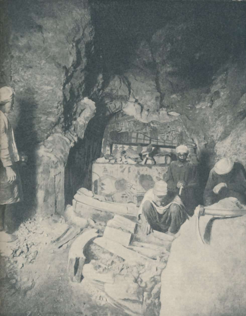 Begravelseskammer, hvor egyptiske mumier ventede på opstandelse, c1935 af Unbekannt