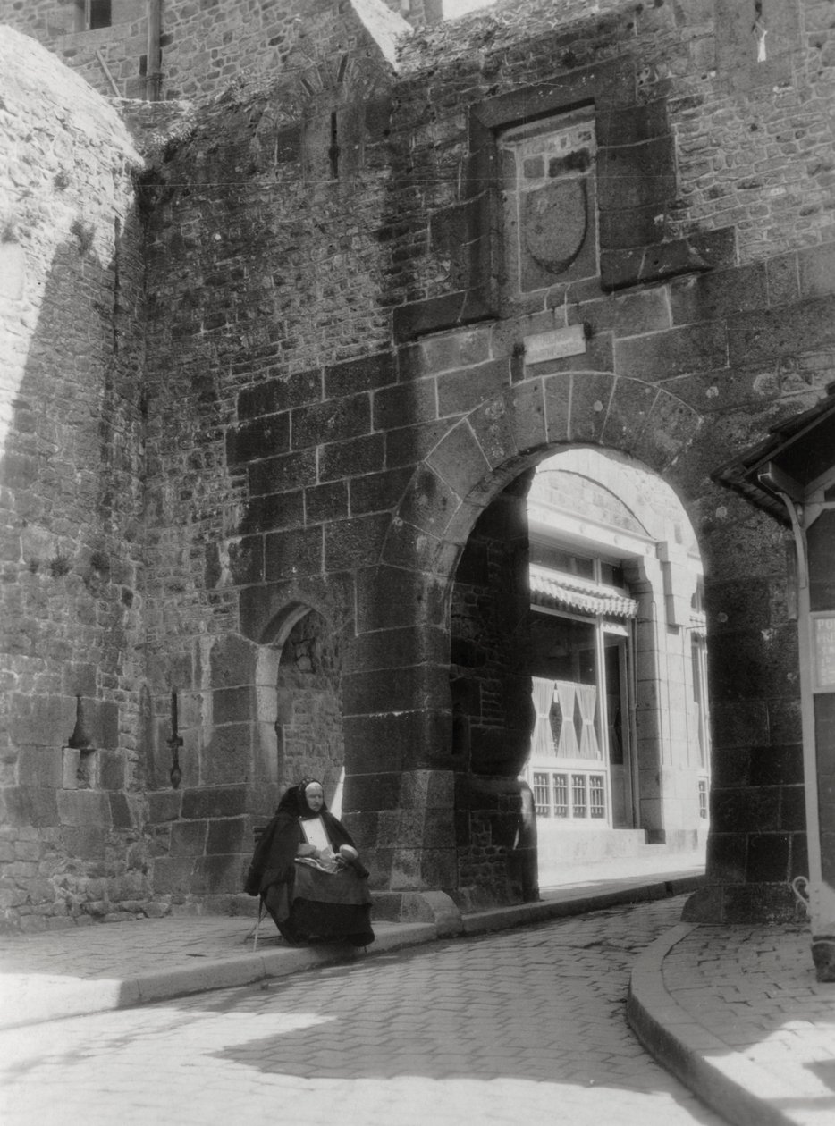 Port og indgang til den eneste gade i Mont St Michel, Normandiet, Frankrig, 20. århundrede af Unbekannt