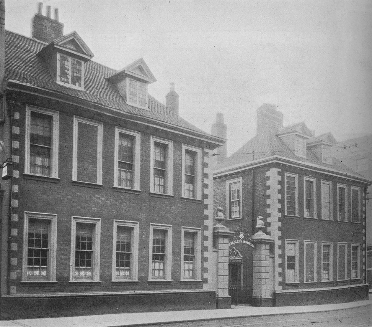 Gateway of Berkeleys Hospital, Worcester, Worcestershire, 1924. af Unbekannt