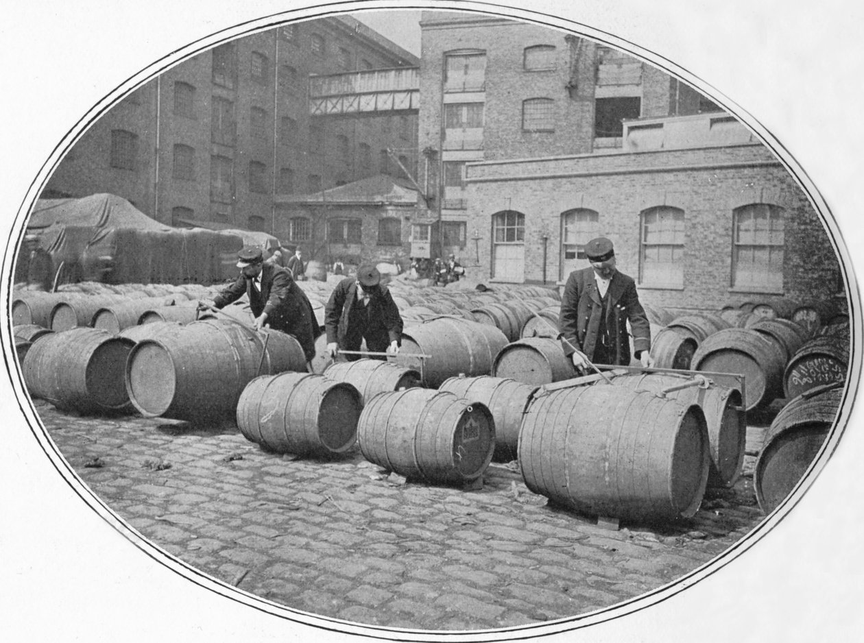 Måling af vinfade ved London Docks, c1900 1901 af Unbekannt