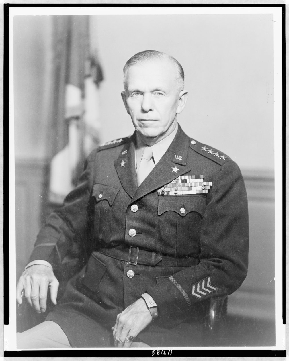 Gen. George Catlett Marshall, halvlængde portræt, siddende, let mod venstre, i uniform, ca. 1944 (s/h foto) af Unbekannt