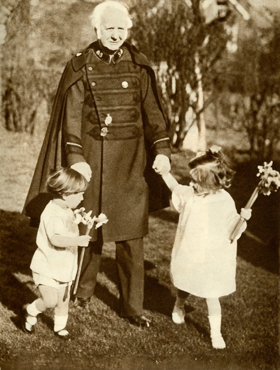 General Bramwell Booth med sine to børnebørn, 1929, 1935. af Unbekannt