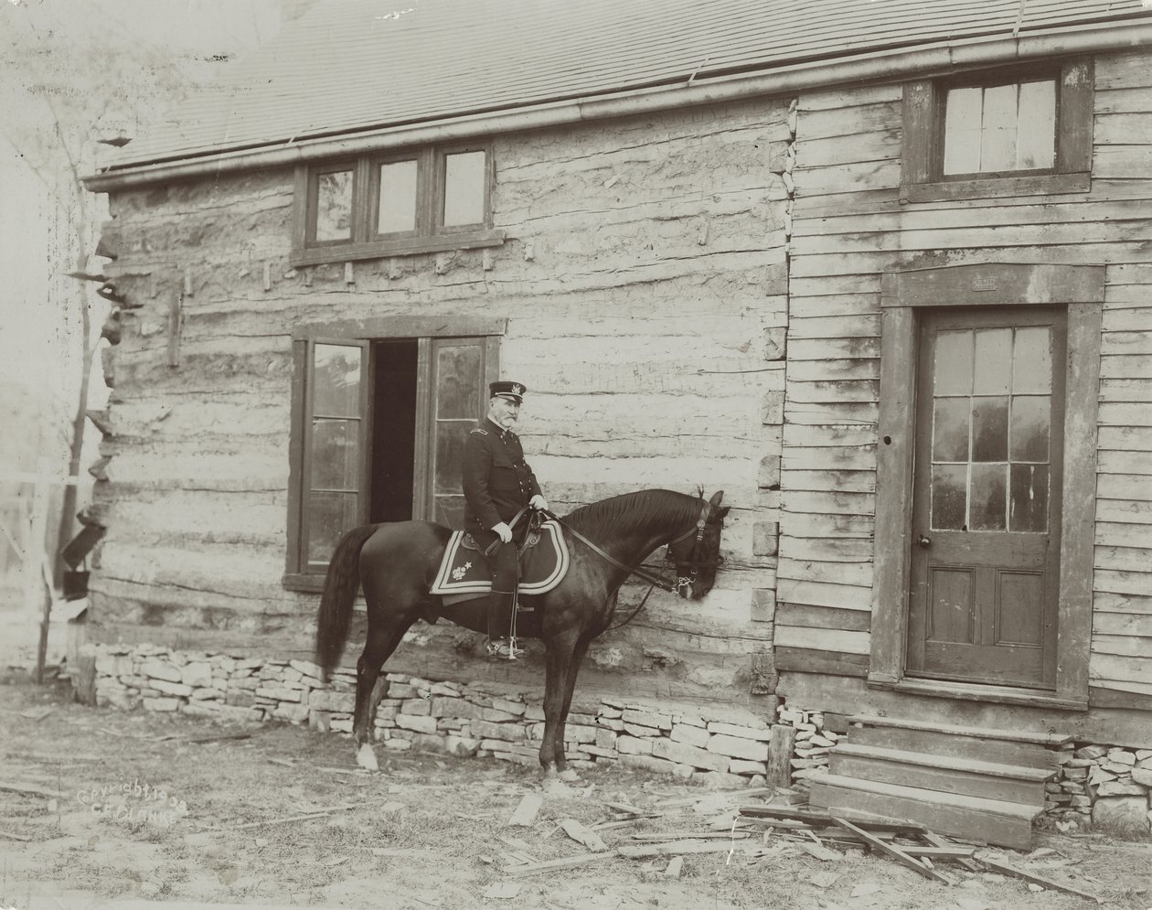 General Frederick Dent Grant på hesteryg foran kabinen (Hardscrabble) bygget af hans far, Ulysses S. Grant af Unbekannt