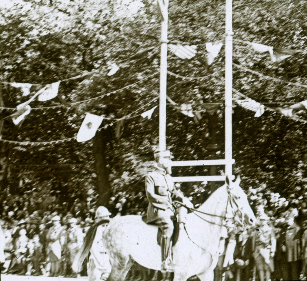 General Henri Gouraud ved en sejrsparade, c1918. af Unbekannt