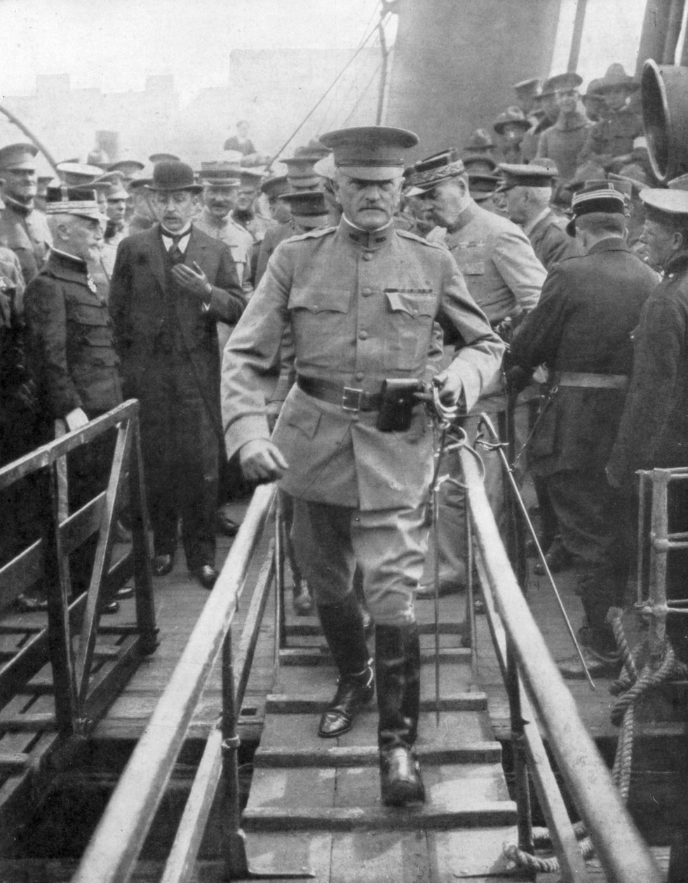 General John Joseph Black Jack Pershing ankommer til Boulogne, juni 1917, 1926 af Unbekannt