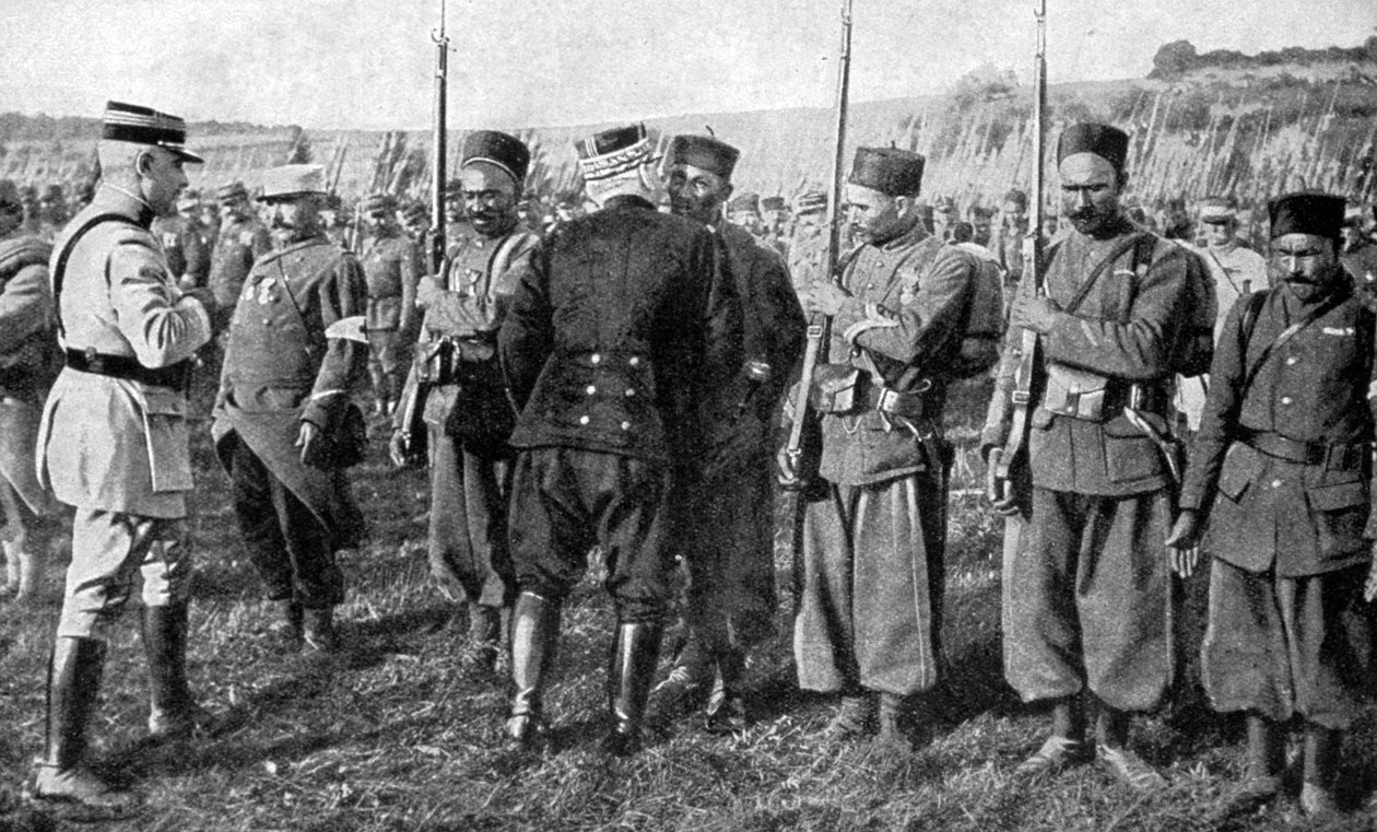 General Joseph Joffre uddeler medaljer, Alsace, Frankrig, 1915 af Unbekannt