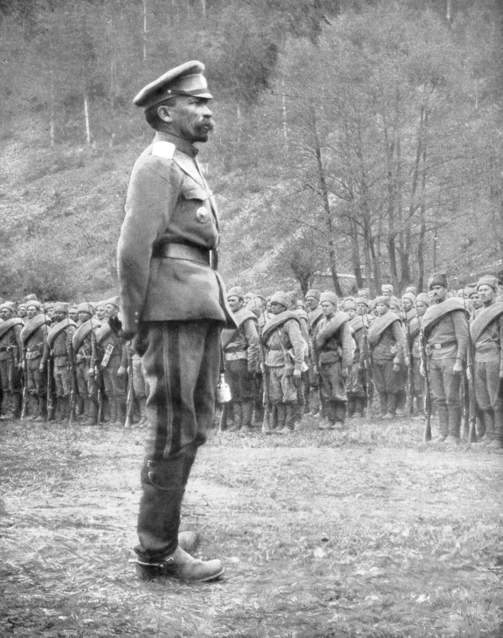 General Kornilov inspicerer russiske tropper, 1. juli 1917 af Unbekannt