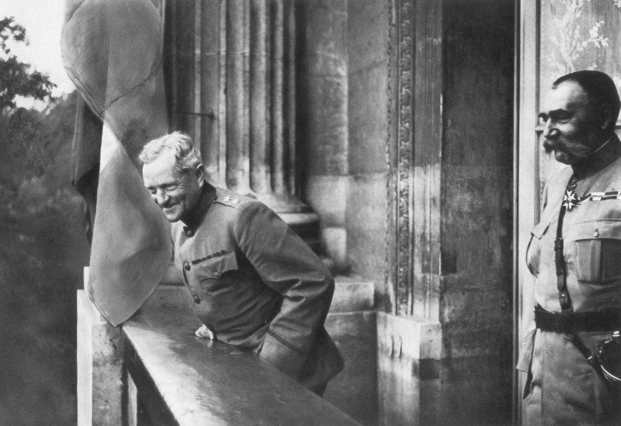 General Pershing på balkonen på Hotel Crillon, Paris, Første Verdenskrig, 1917 af Unbekannt