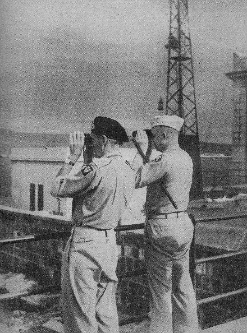 Generaler Montgomery og Eisenhower udsigt fra en balkon i Messina, det italienske fastland, 1943-44 af Unbekannt