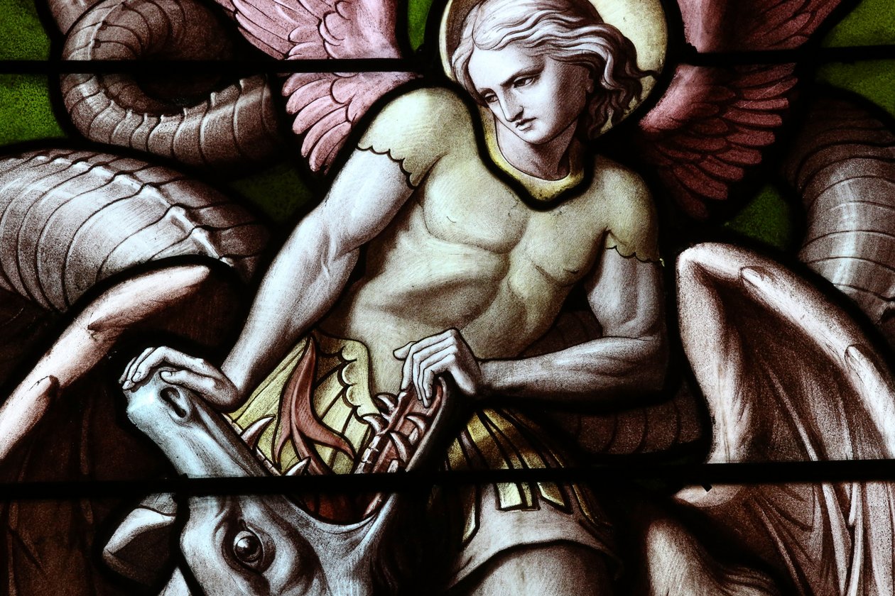 Genève, Genève, Schweiz, le 5/7/2015 - Basilica Notre-Dame i Genève. Glasmosaik vindue. Engel kæmper mod Satan som en drage. af Unbekannt