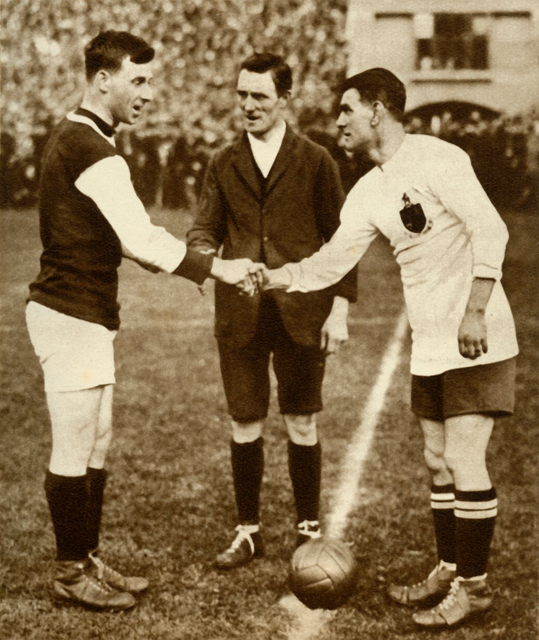 George Kay og Joe Smith før kick-off, FA Cup-finalen, Wembley Stadium, London, 1923, 1935. af Unbekannt
