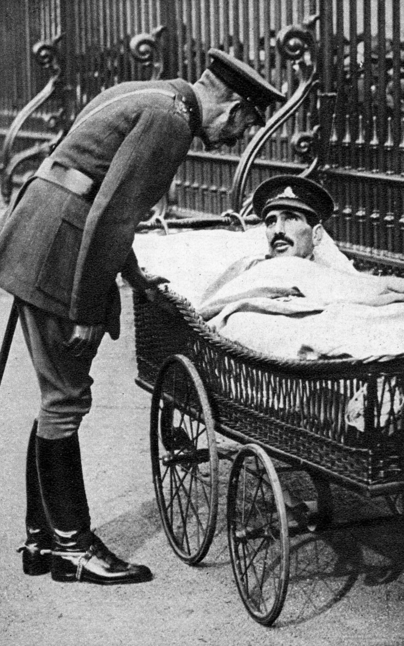 George V med en såret soldat, 7. bataljon Sherwood Foresters, marts 1918 af Unbekannt