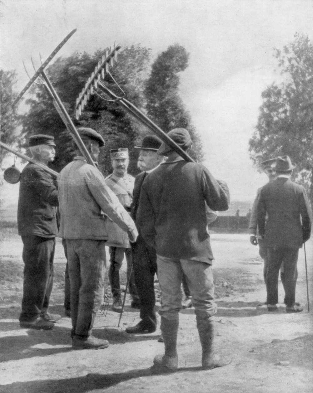 Georges Clemenceau taler med bønder nær fronten, Chemin des Dames, Frankrig, 1918 af Unbekannt