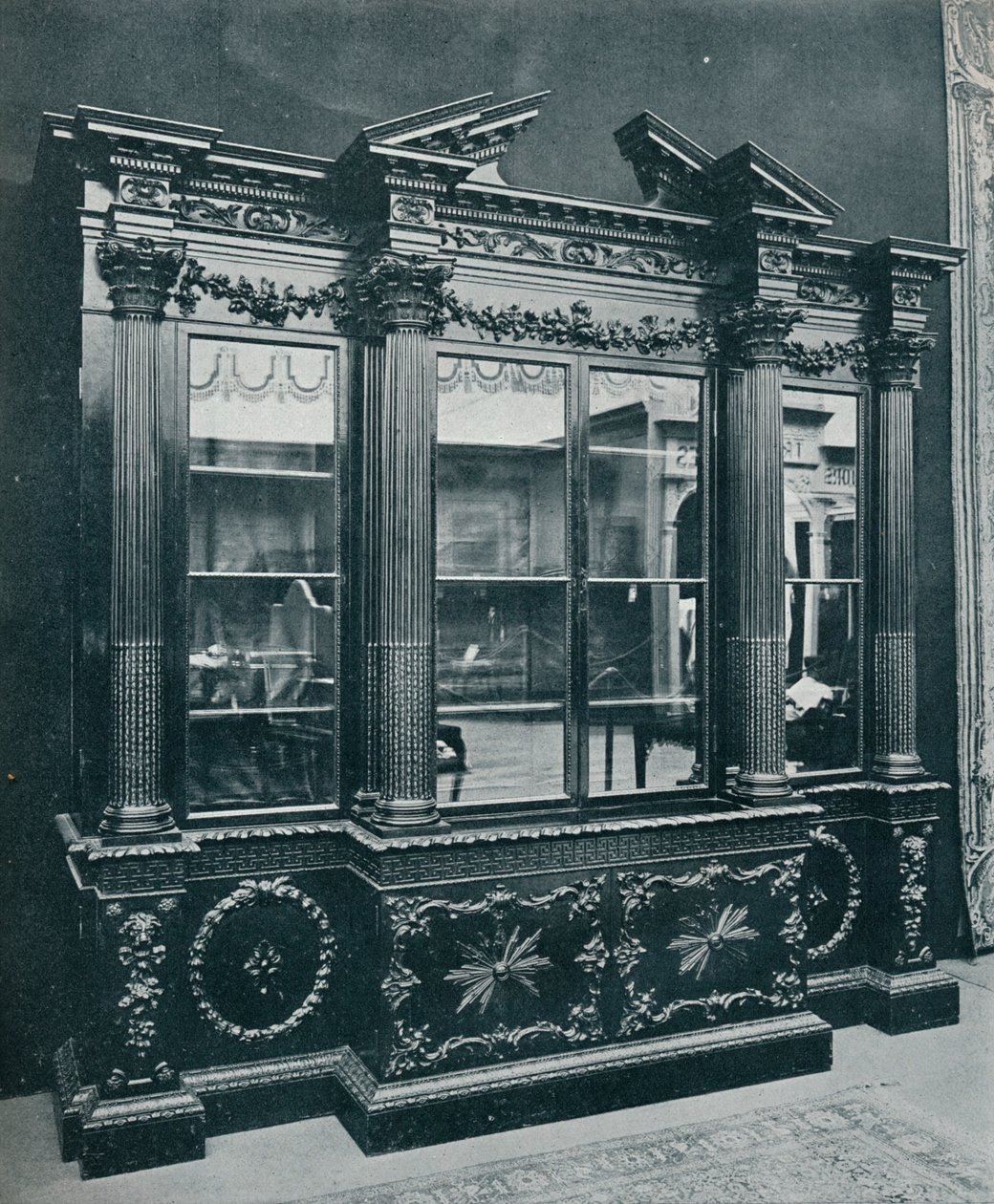 Georgian Cabinet, gengivet med tilladelse fra H.R.H. Prinsessen af Wales, 1908. af Unbekannt