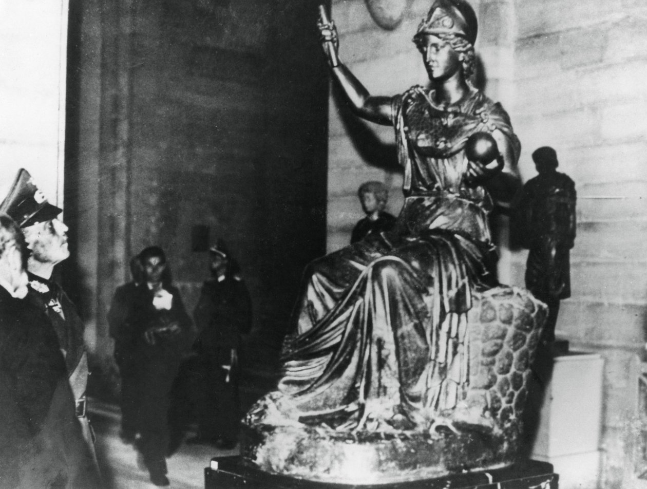 Den tyske feltmarskal von Rundstedt besøger Louvre, besat Paris, oktober 1940 af Unbekannt