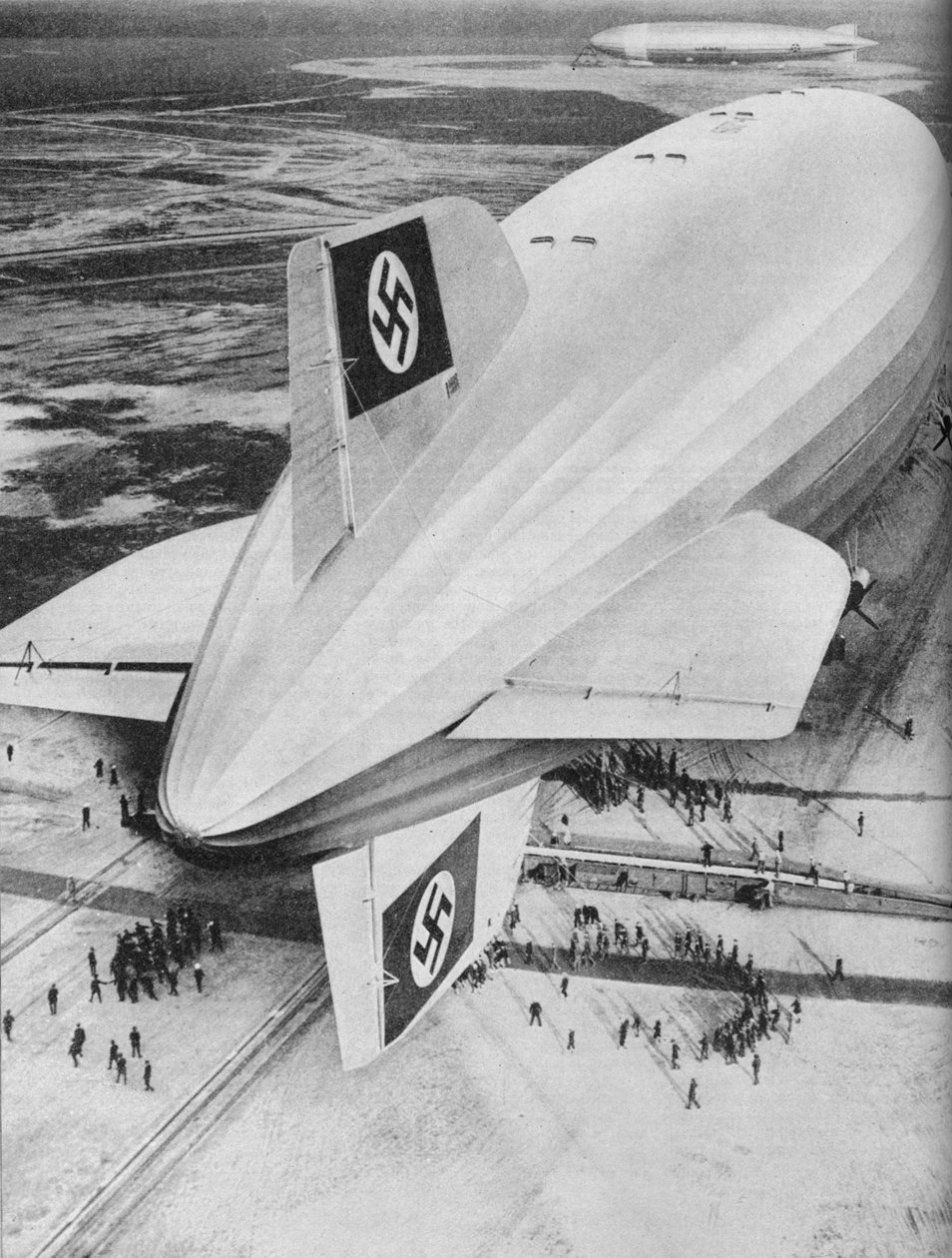 Det tyske Zeppelin-luftskib Hindenburg fortøjede ved Lakehurst, New Jersey, c1936 c1937 af Unbekannt