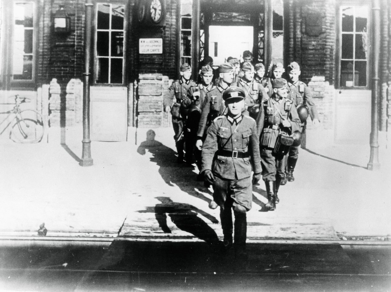 Tysk hærofficer førte sit kompagni ind på en jernbanestationsperron, Paris, august 1940 af Unbekannt