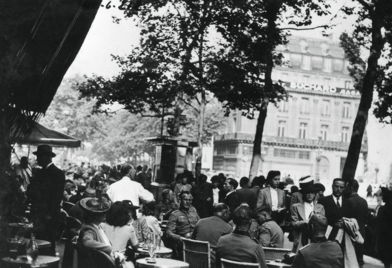 Tyske hærofficerer slapper af uden for Cafe de la Paix, Paris, juni 1940 af Unbekannt