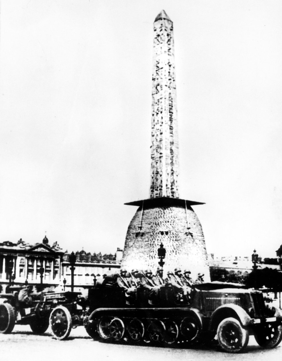 Tysk artilleri kører gennem Place de la Concorde, Paris, 1940 af Unbekannt