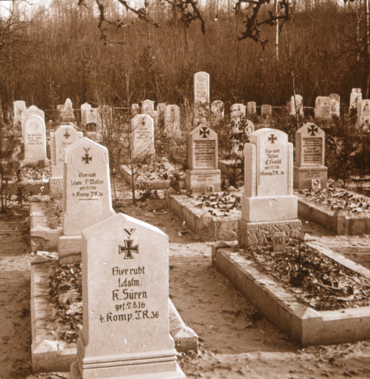 Tysk kirkegård, Carlepont, Nordfrankrig, c1914-c1918 af Unbekannt