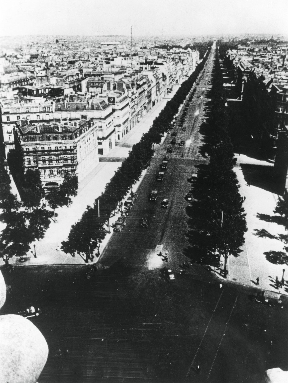 Tyske styrker paraderer langs Champs Elysees, Paris, 14. juni 1940 af Unbekannt
