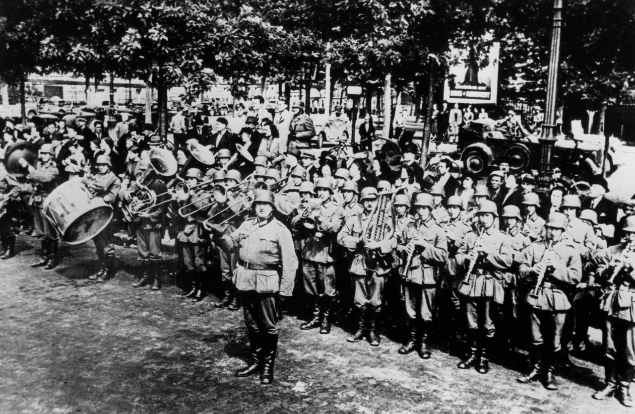 Tysk militærorkester ved paraden på Place de lEtoile, Paris, juni 1940 af Unbekannt