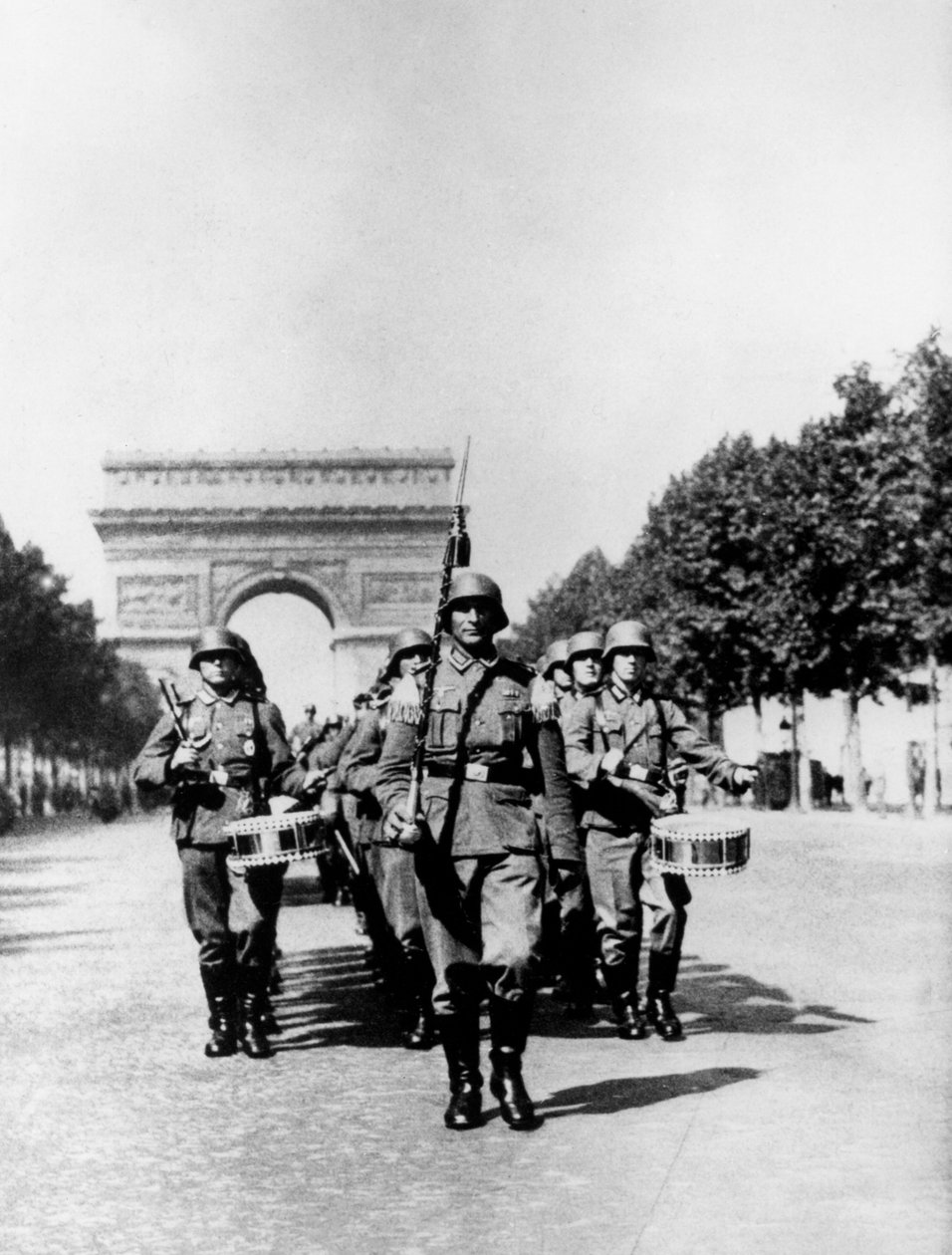 Tysk militærparade langs Champs Elysees under besættelsen, Paris, 1940-1944 af Unbekannt