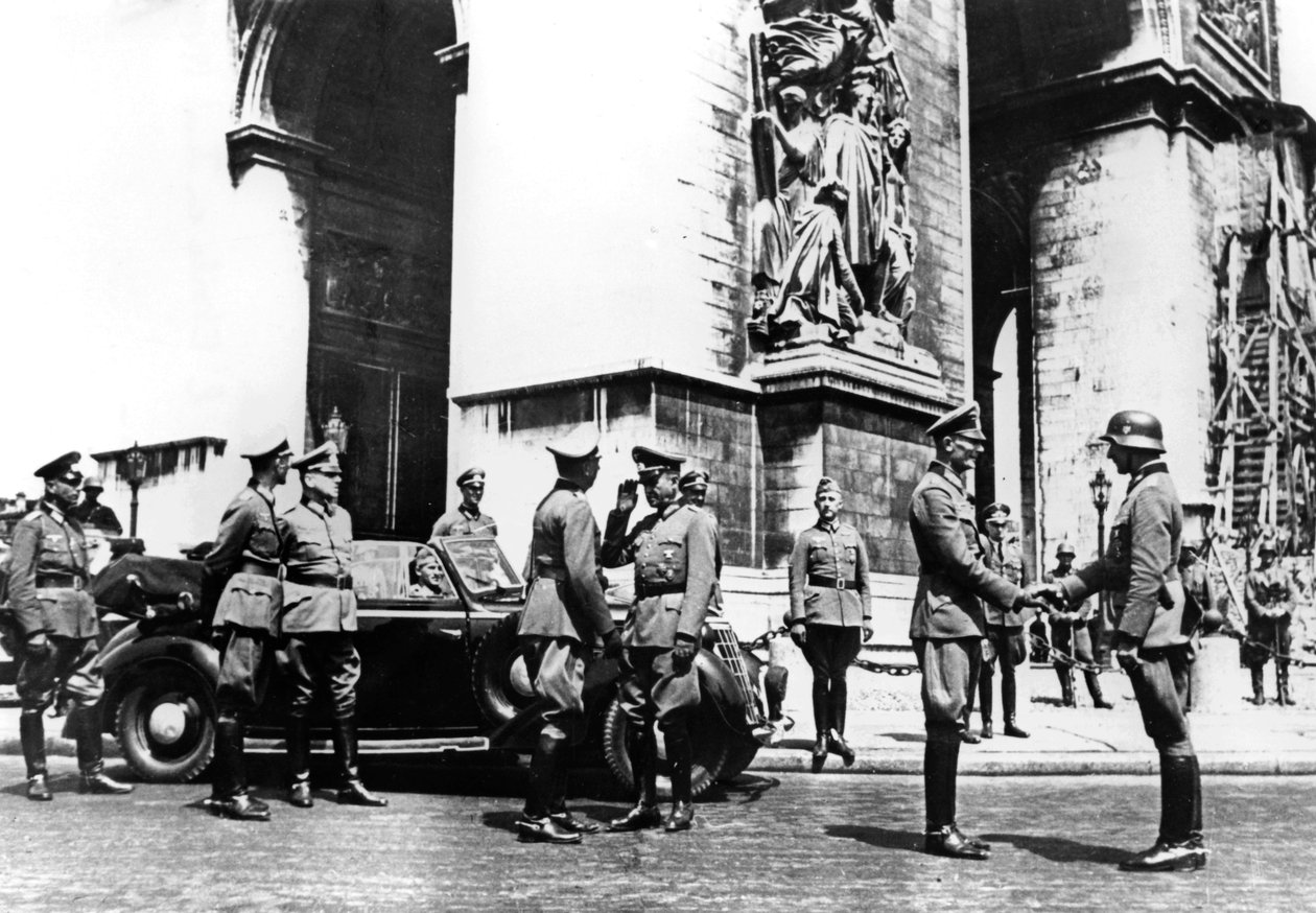Tyske officerer ved Triumfbuen under sejrsparade, Paris, juni 1940 af Unbekannt