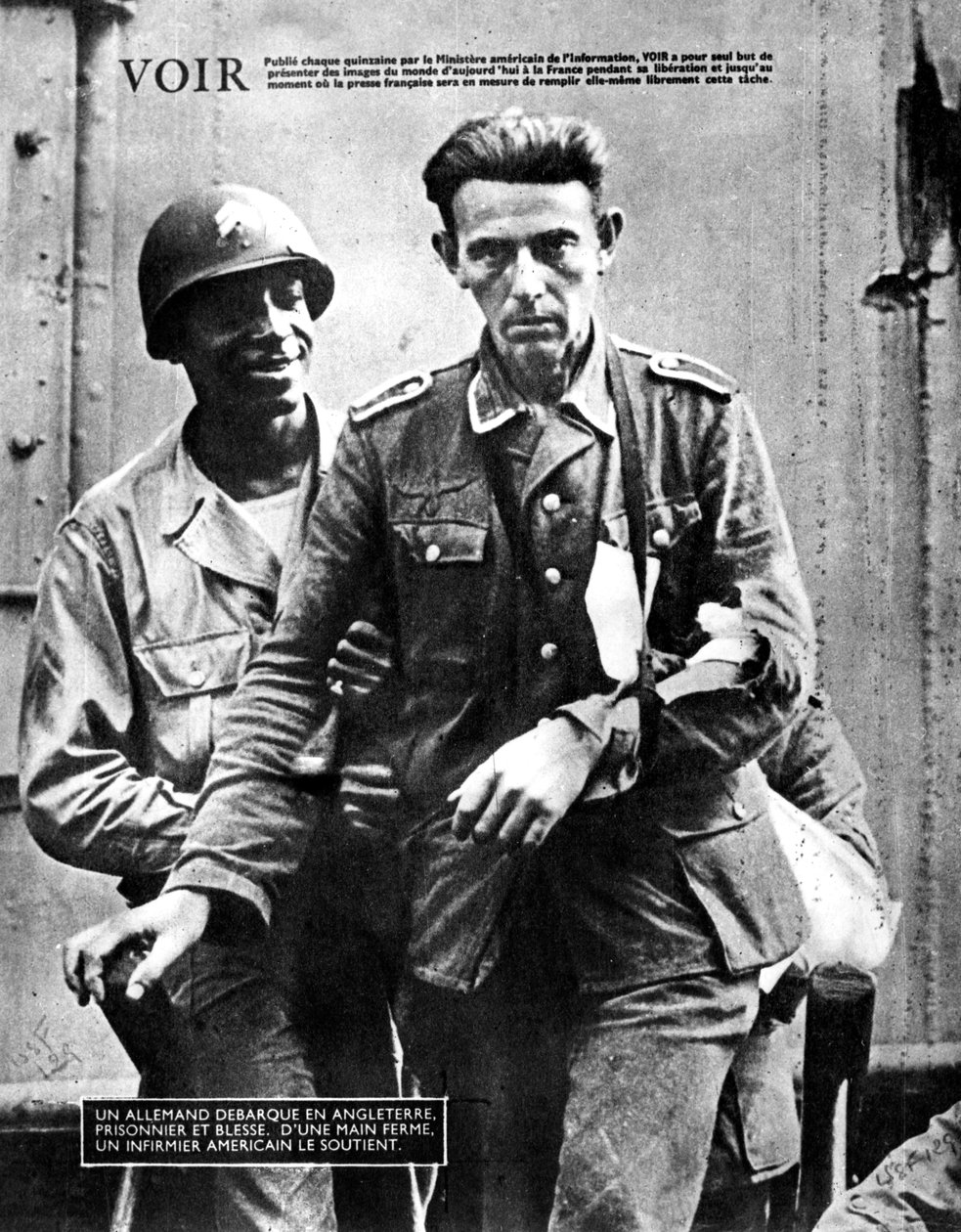 Tysk krigsfange ankommer til England, eskorteret af en amerikansk soldat, 1944 af Unbekannt