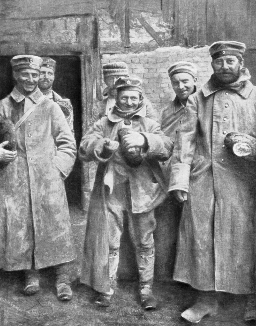 Tyske krigsfanger med deres brødration, 1915 af Unbekannt