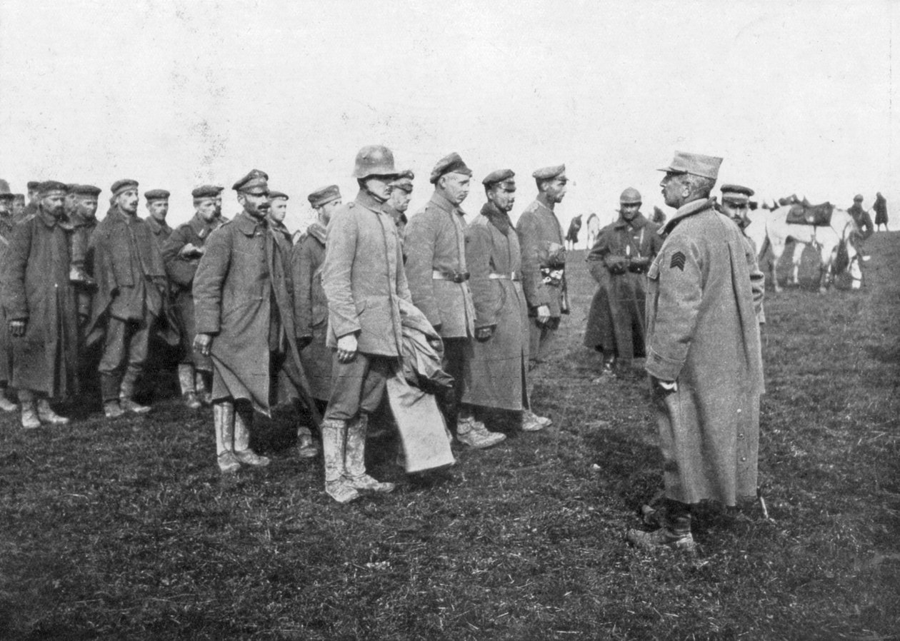 Tyske fanger taget den 18. april 1918 bliver fortalt reglerne for deres fangenskab, Frankrig af Unbekannt