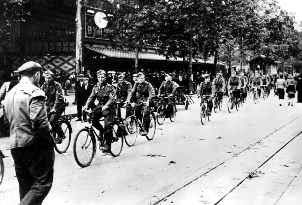 Tysk soldat cykler gennem gaderne i Paris, juni 1940 af Unbekannt