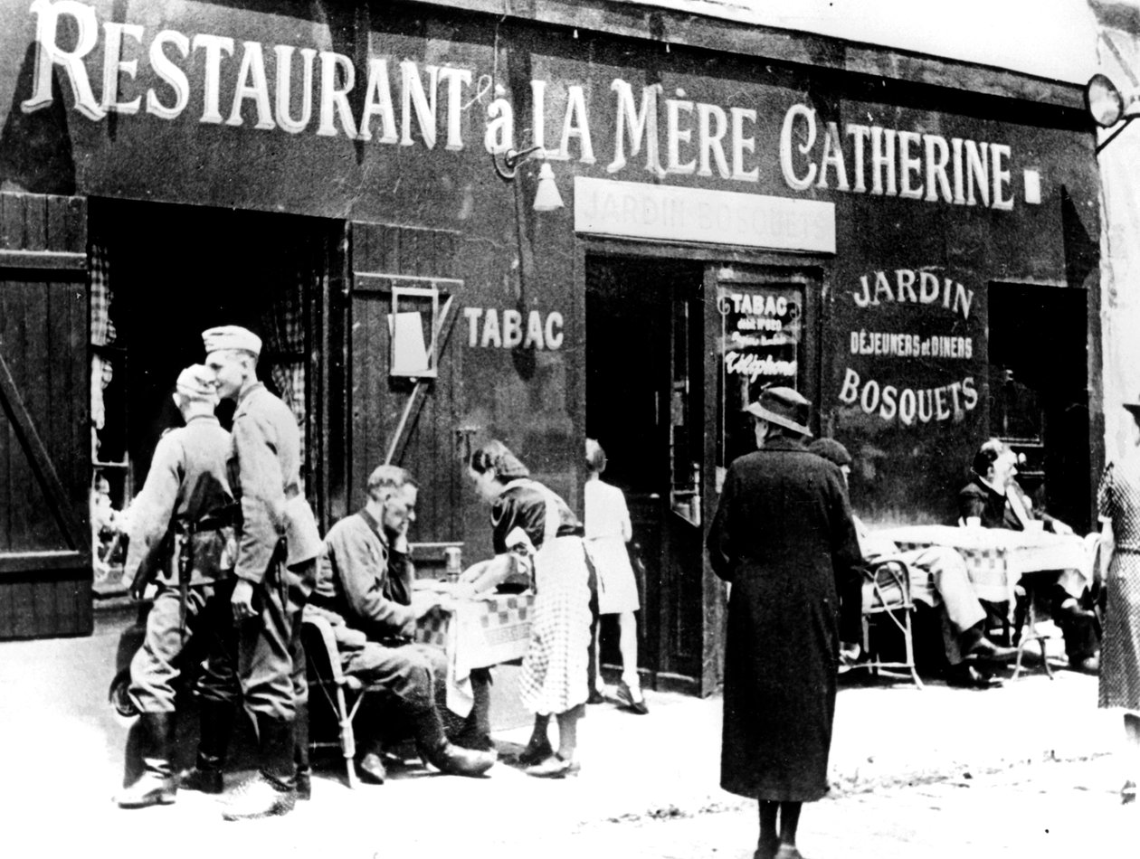 Tyske soldater på en restaurant, besatte Paris, juni 1940 af Unbekannt