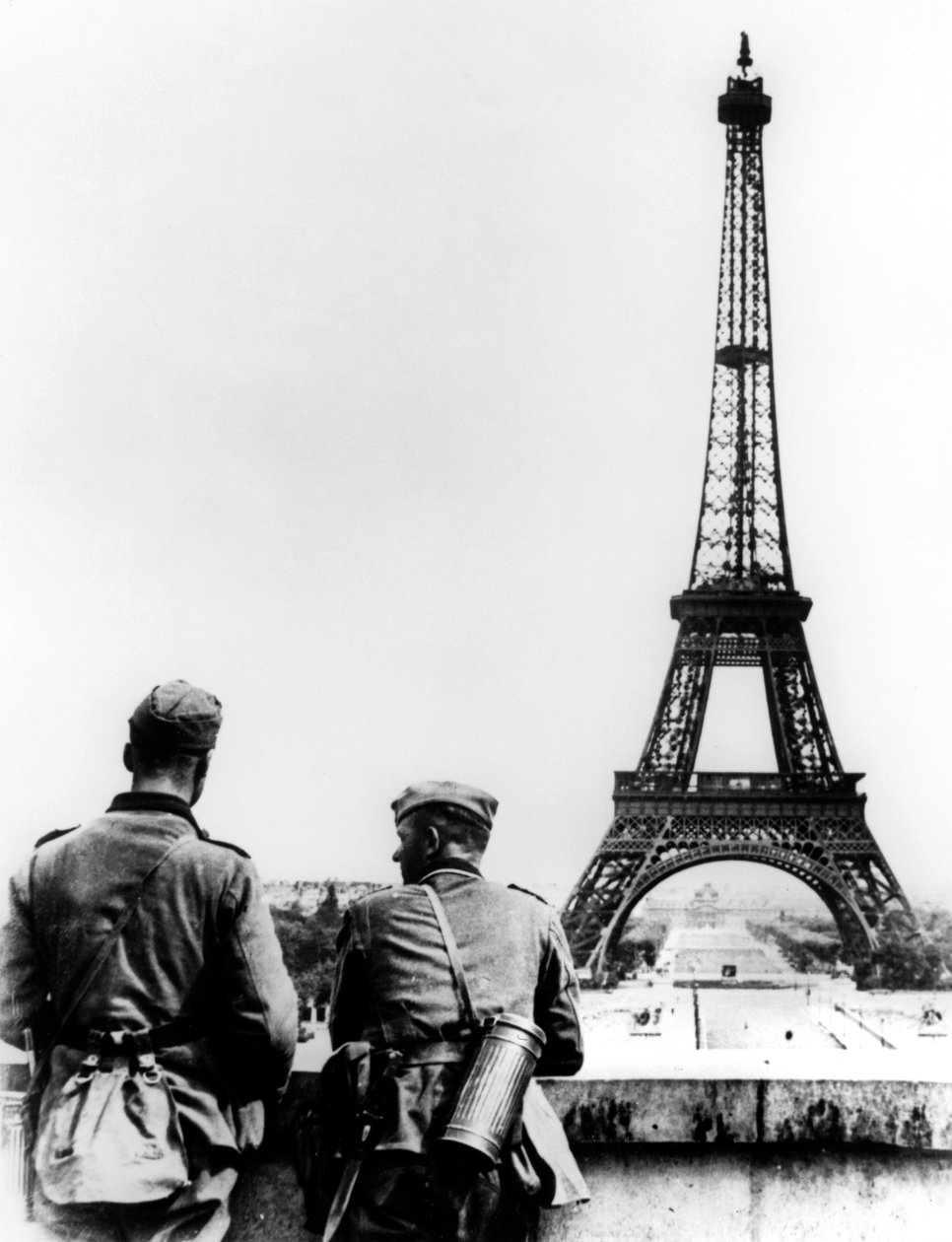 Tyske soldater ved Eiffeltårnet, Paris, juni 1940 af Unbekannt