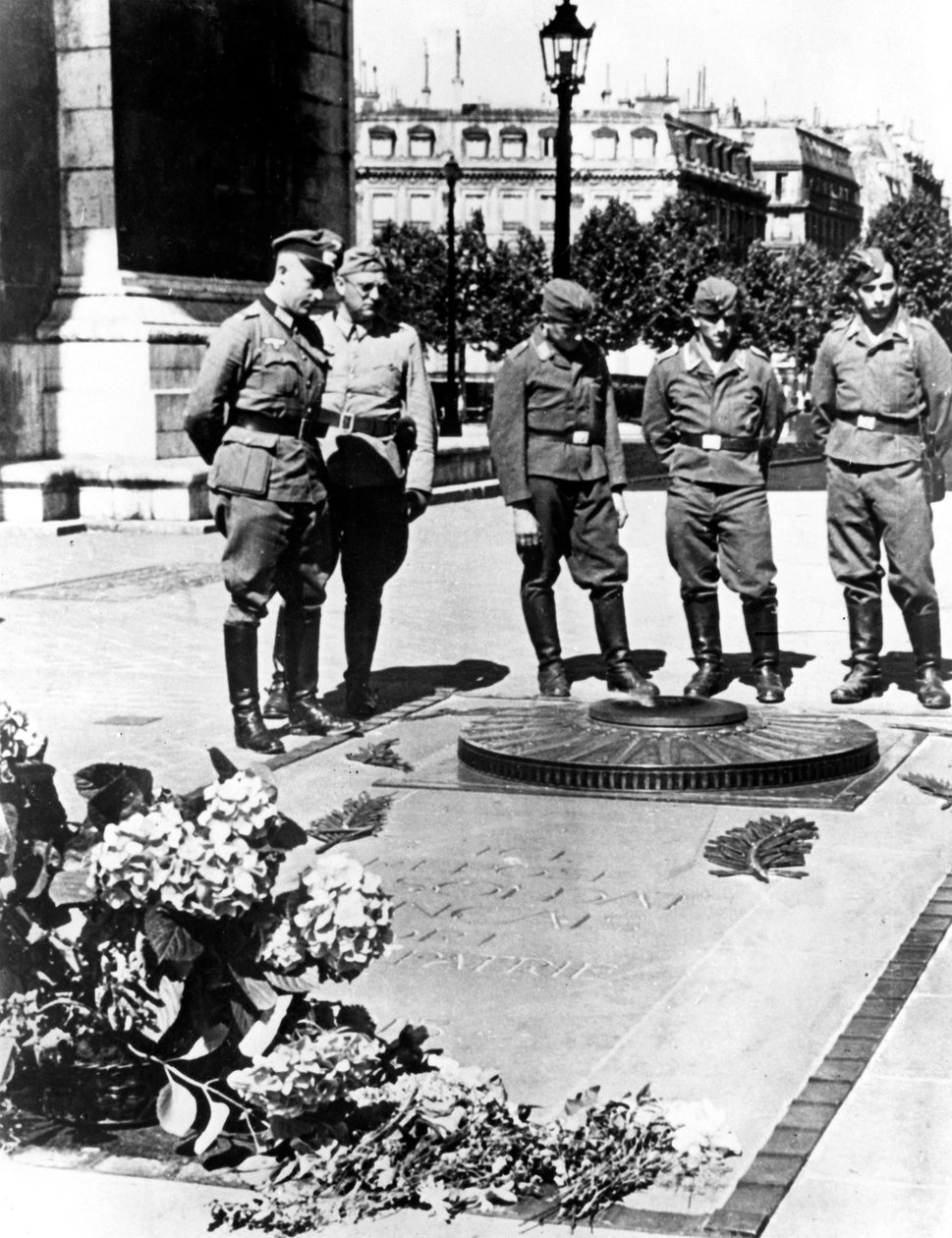 Tyske soldater ved den ukendte soldats grav ved Triumfbuen, Paris, december 1940 af Unbekannt