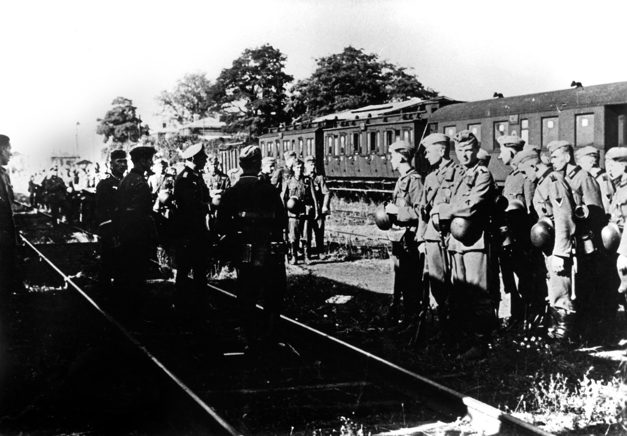 Tyske soldater venter på transport i en jernbanestation i Paris-forstæderne, august 1940 af Unbekannt