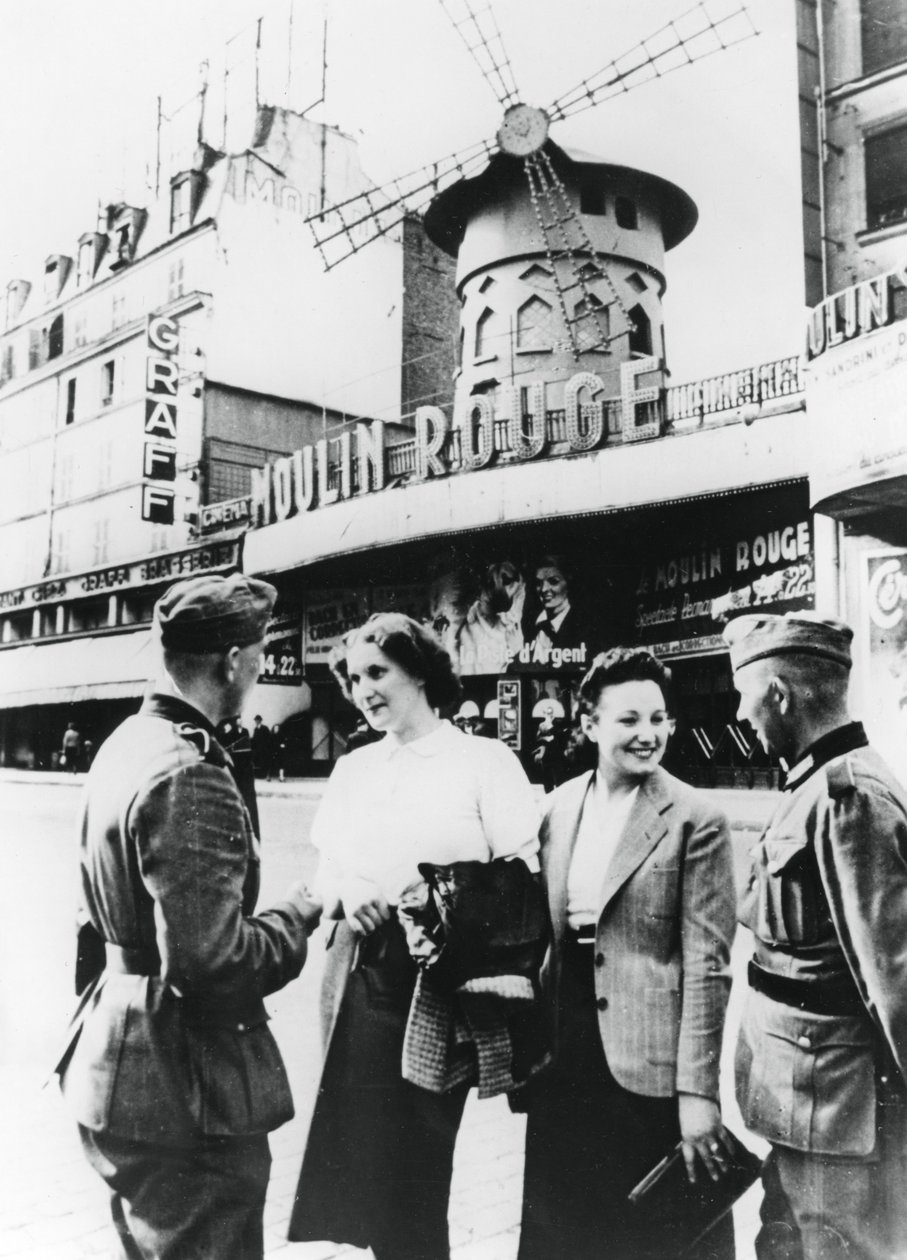 Tyske soldater snakkede med franske kvinder uden for Moulin Rouge, besatte Paris, juni 1940 af Unbekannt