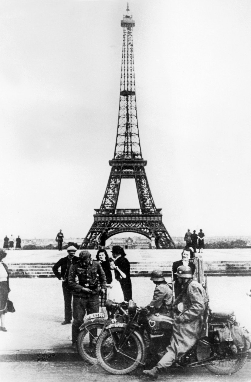 Tyske soldater foran Eiffeltårnet, Paris, 1940 af Unbekannt