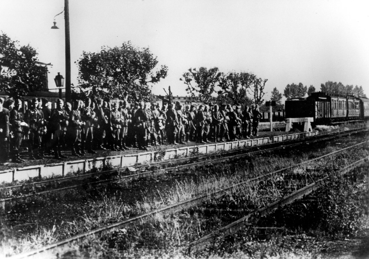 Tyske soldater på en jernbaneperron afventer transport, Frankrig, august 1940 af Unbekannt
