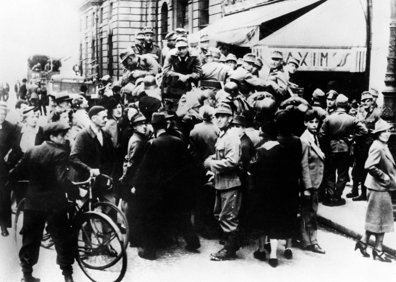 Tyske soldater udenfor Maxims restaurant, Paris, juli 1940 af Unbekannt