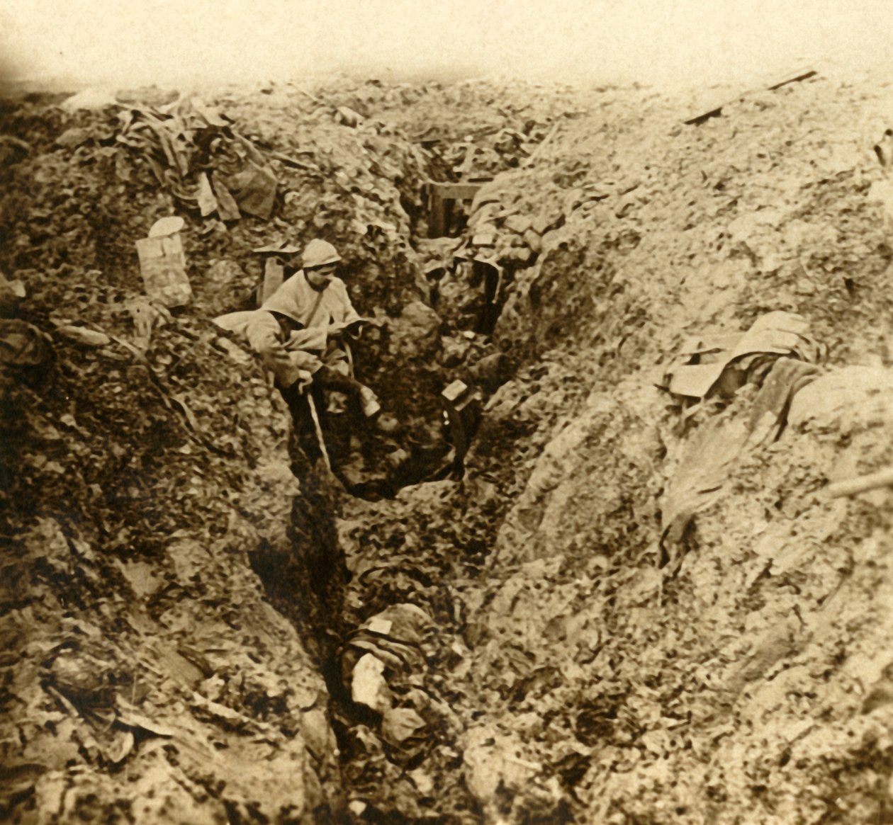 Tyske skyttegrave ødelagt af beskydning, Verdun, Nordfrankrig, c1914-c1918 af Unbekannt