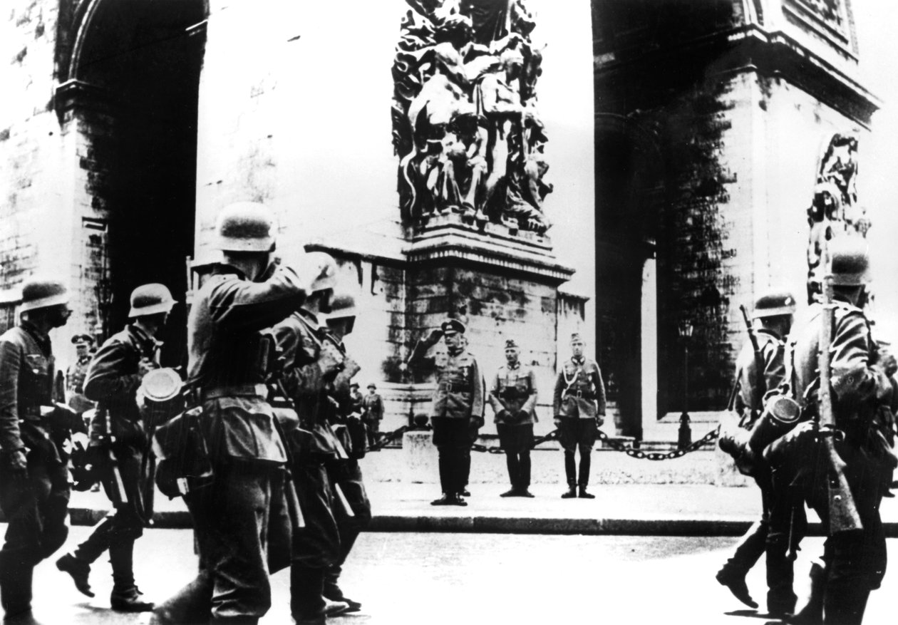 Tyske tropper marcherer forbi Triumfbuen, Paris, 14. juni 1940 af Unbekannt