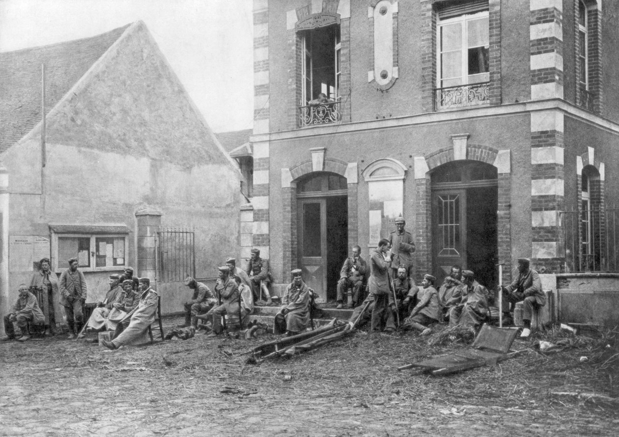 Tyske tropper sidder på trappen til Vareddes Rådhus, Frankrig, 1914 af Unbekannt