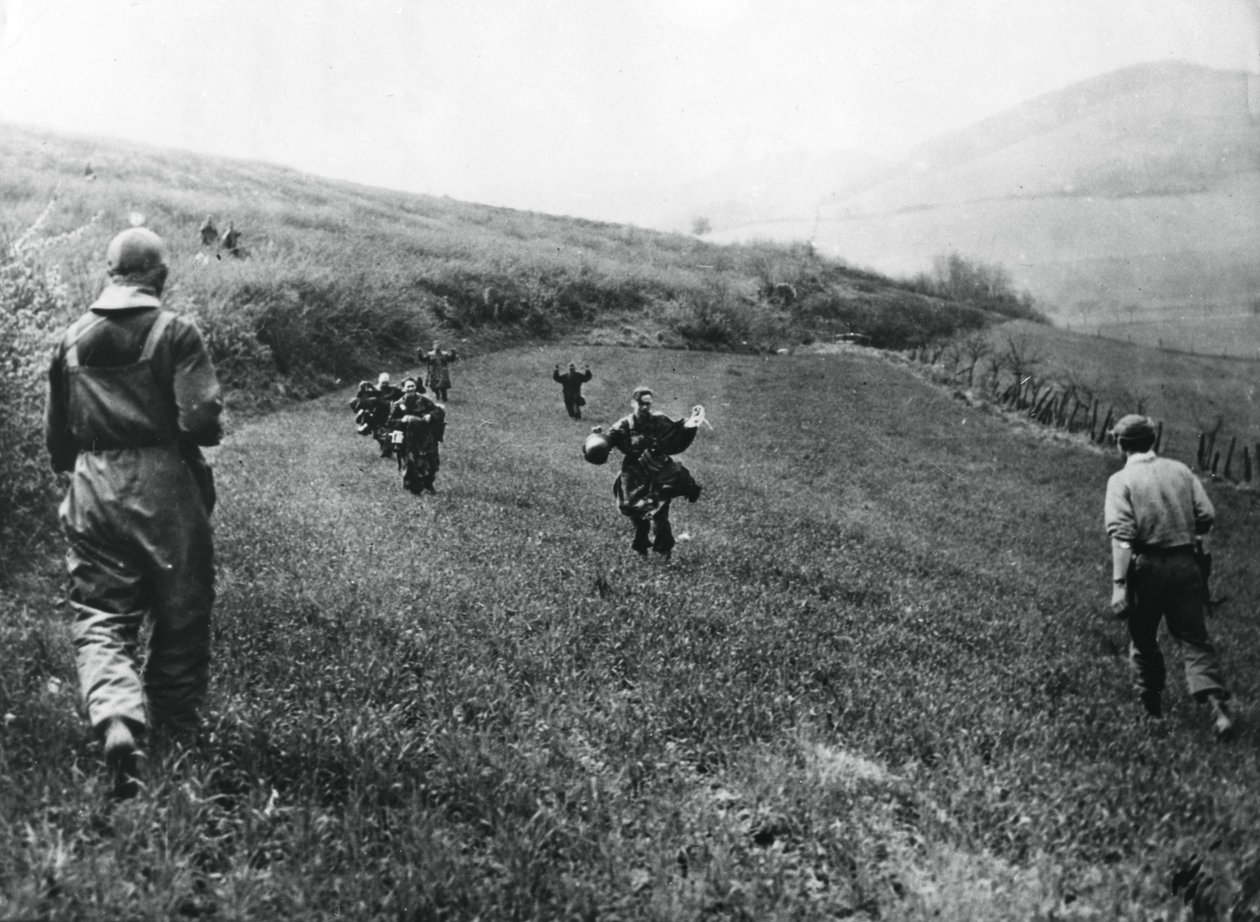 Tyske tropper overgiver sig til soldater fra den amerikanske 1. armé, nær Elsborn, Tyskland, april 1945 af Unbekannt